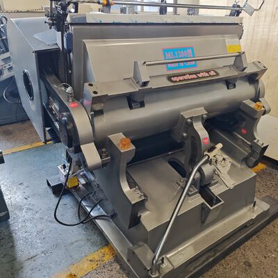 เครื่องตัดแม่พิมพ์กระดาษแข็งพร้อมบุชทองแดงบรอนซ์ดีบุก วิธีการจ่ายน้ำมันไฟฟ้า เหมาะสำหรับการตัดที่แม่นยำและกระบวนการผลิต