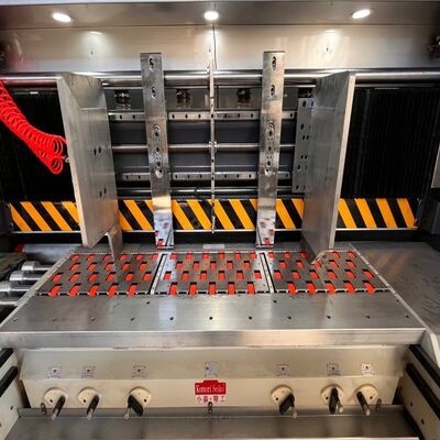 เครื่องพิมพ์เฟล็กโซกราฟฟิกกล่องลูกฟูก เครื่องตัดลูกกลิ้งแบบสองช่อง